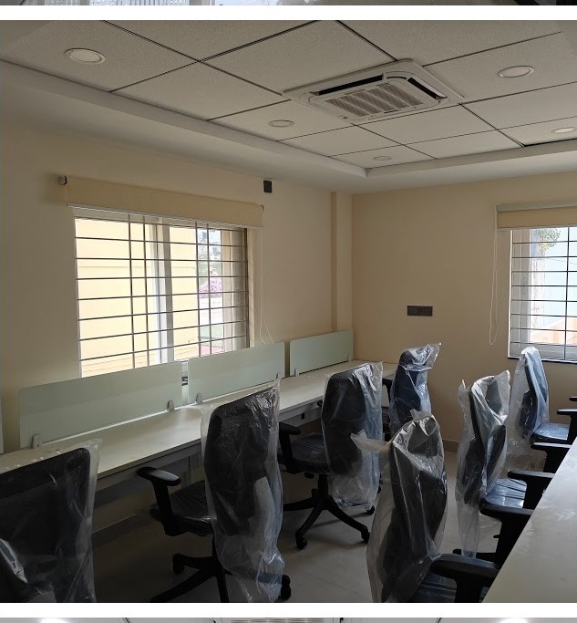 Open desk area with seating at 43 Workspace